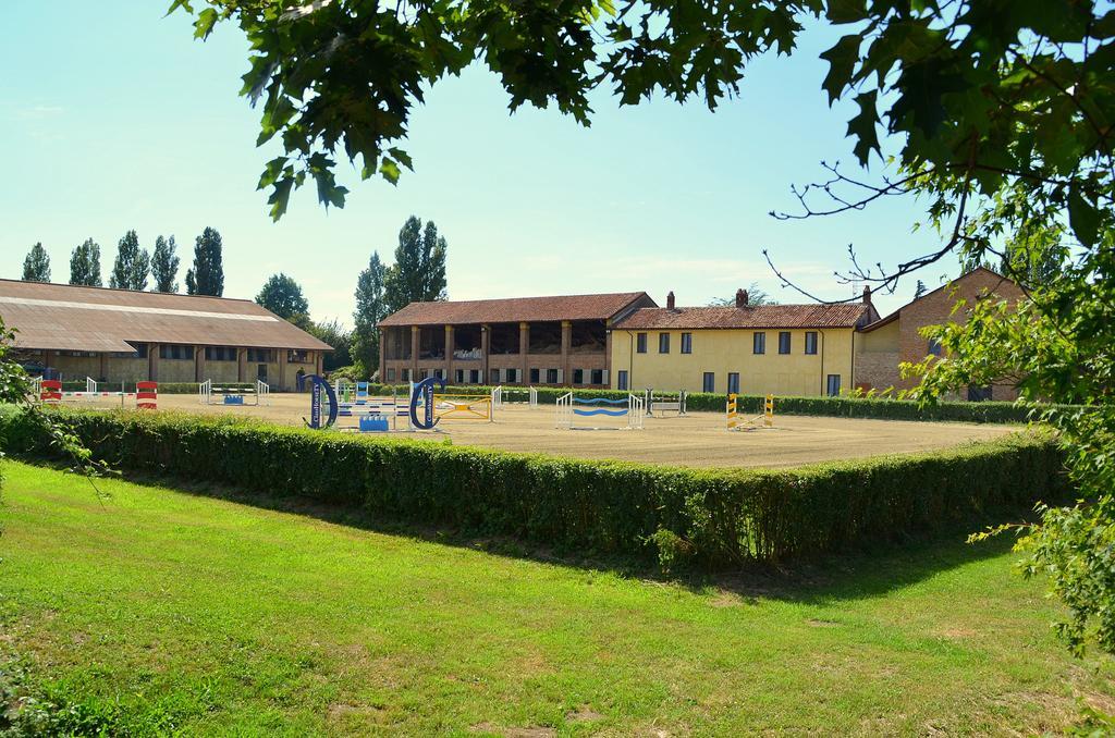 Agriturismo Borgo San Francesco Basiglio Exterior foto